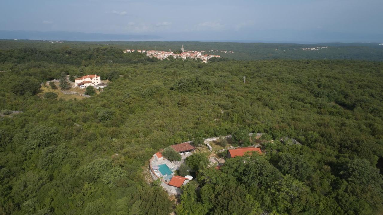 Neval Vila *